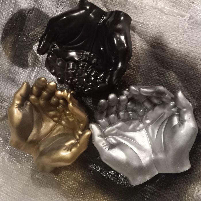 Dekoracja dłonie z gipsu ceramicznego