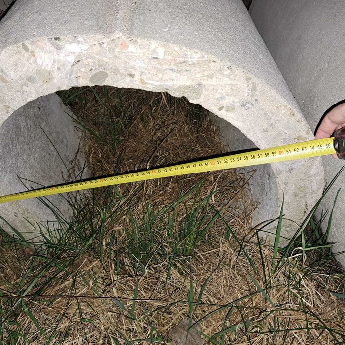 4 kanały betonowe o wysokość 1m. Śr. zew. 64 cm, śr. wew. 47.5cm