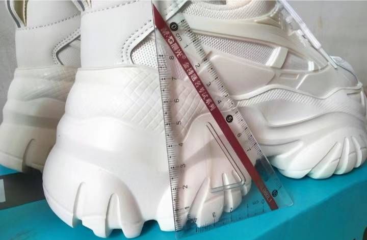 AGSDON
Tênis esportivo de sola grossa com cadarço em tom de begeTênis