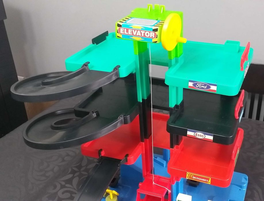 Brinquedo Garagem com 3 andares e elevador funcional