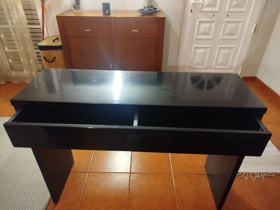 Consola de entrada preto brilhante