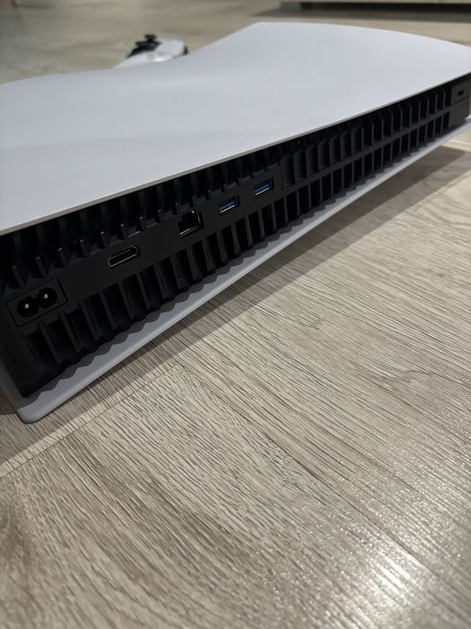 PlayStation 5 z napędem + dwa pady