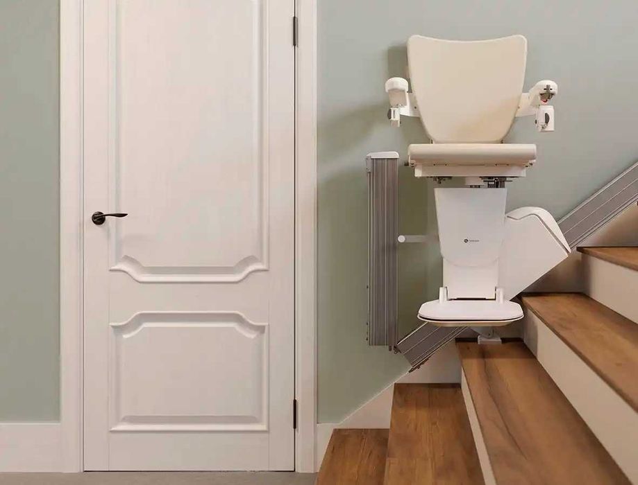 Winda schodowa wewnętrzna podnośnik schodowy Handicare 1100 prosty prawy z 2 pilotami krzesło podnośnik inwalidzka prosta długa 2,35m 2023rok 25tys zł