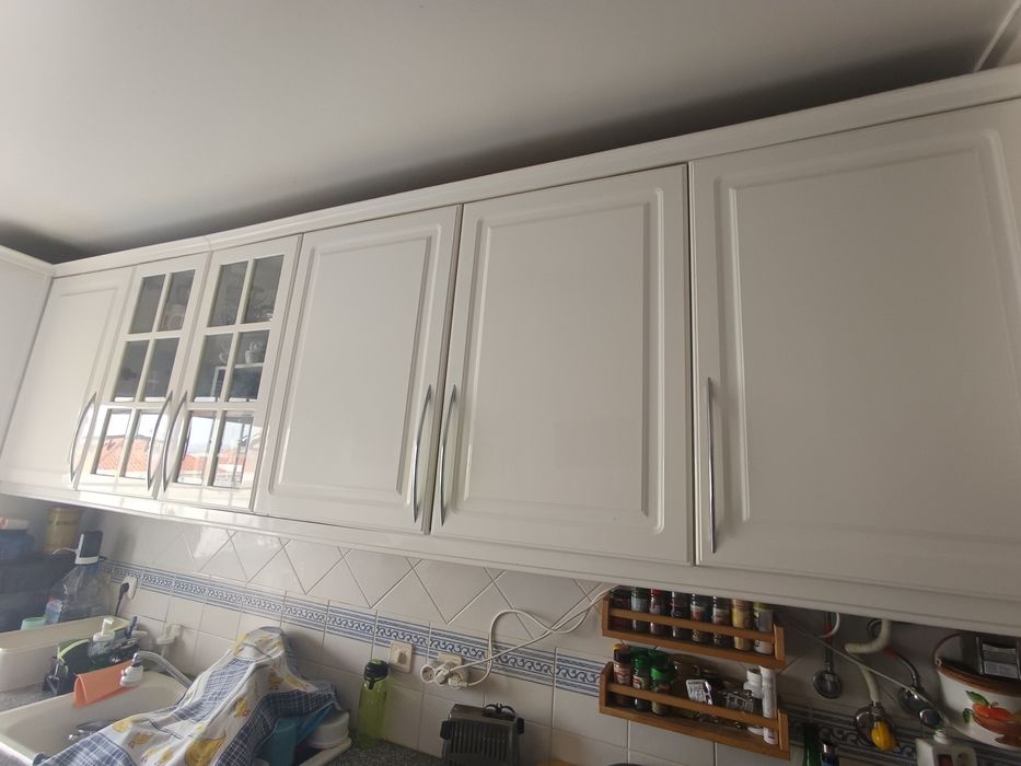 Moveis de cozinha branca+ pedra+ fogão+ forno + lava-loiça