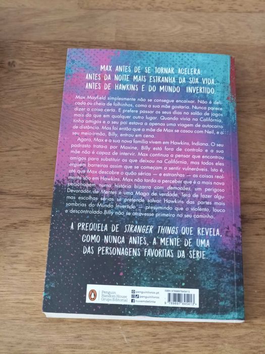 Livro Stranger Things - Max a fugitiva