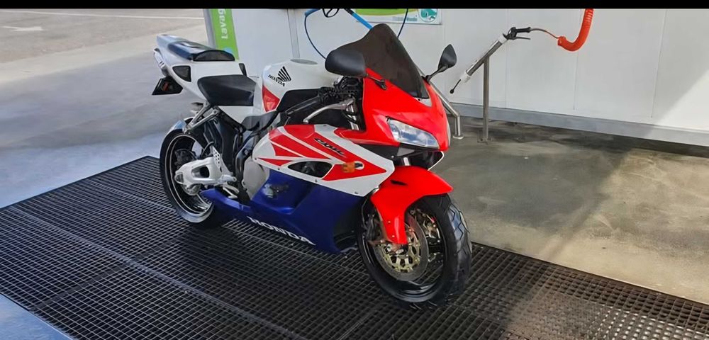 Honda cbr 1000rr tricolor