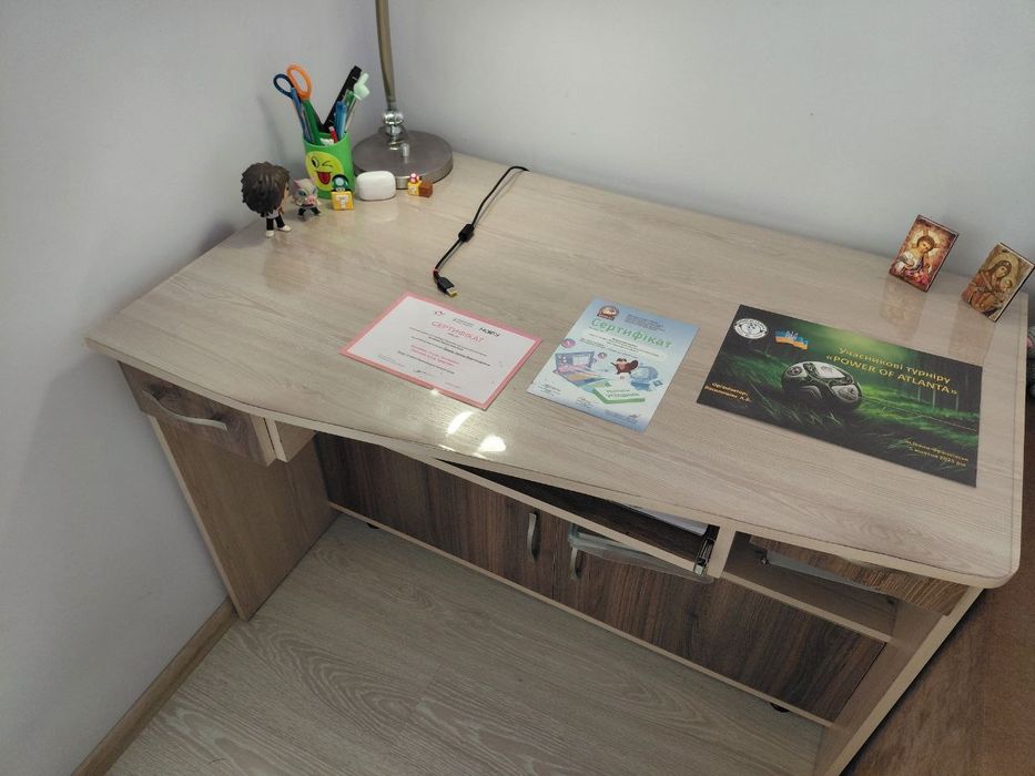 Продам письмовий стіл з навісною тумбою!!!