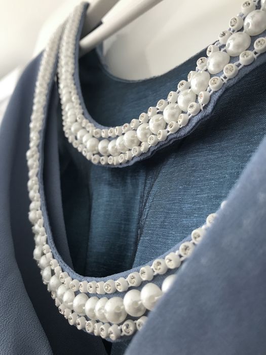 Długa suknia z ozdobnymi pół odkrytymi plecami