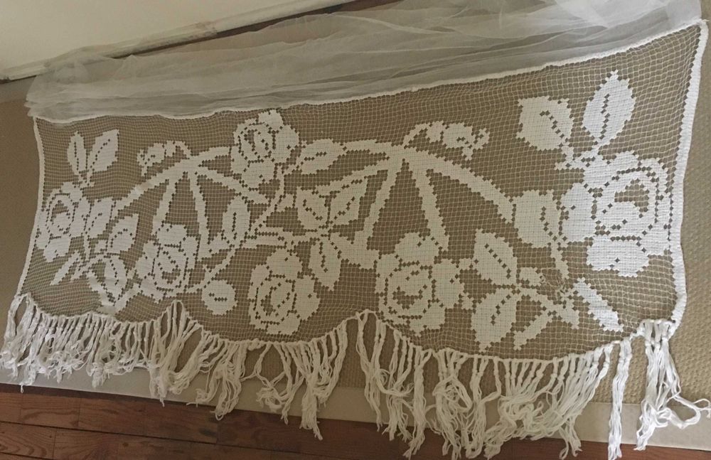 Várias cortinas em filet / filé bordado à mão