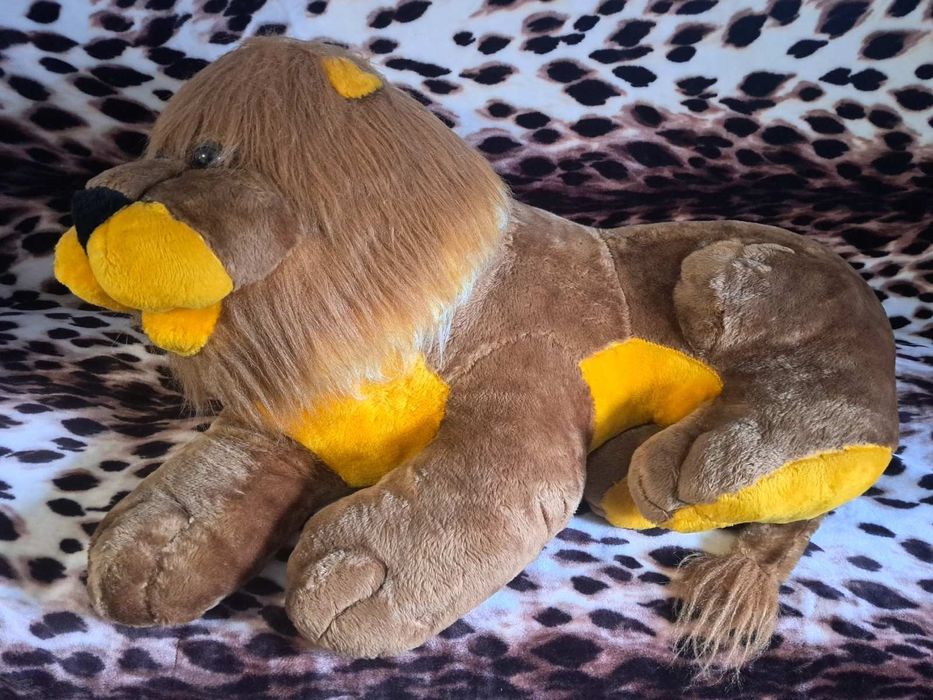 Большой плюшевый лев