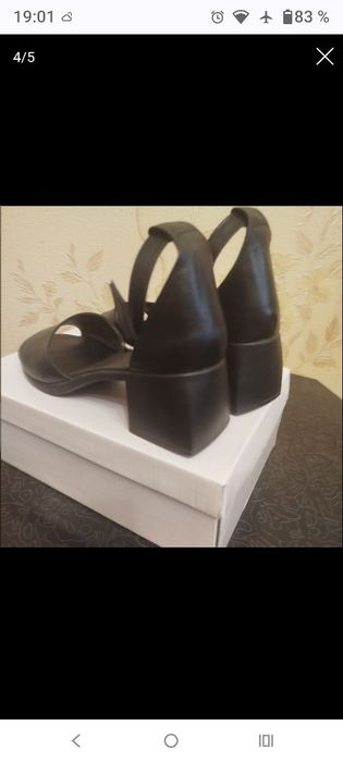 Шкіряні босоніжки 39 розмір в ідеальному стані