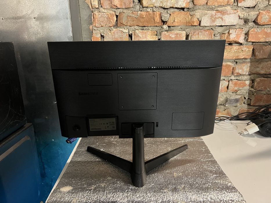 Безрамковий монітор Samsung 24 діагональ