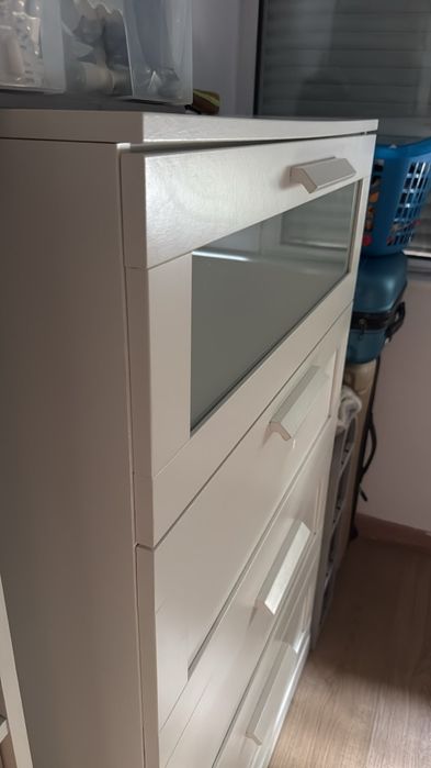 Cómoda com várias gavetas, semi nova,  motivo de viagem