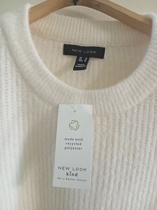 Продам женскую вязанную жилетку.