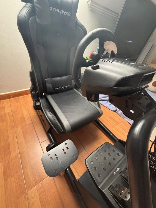 Cockpit Com volante e pedais