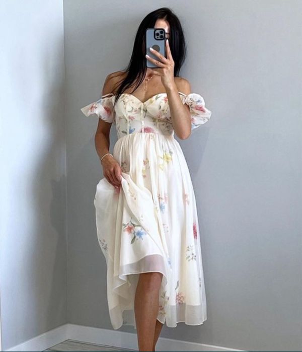 Сукня з відкритими плечима