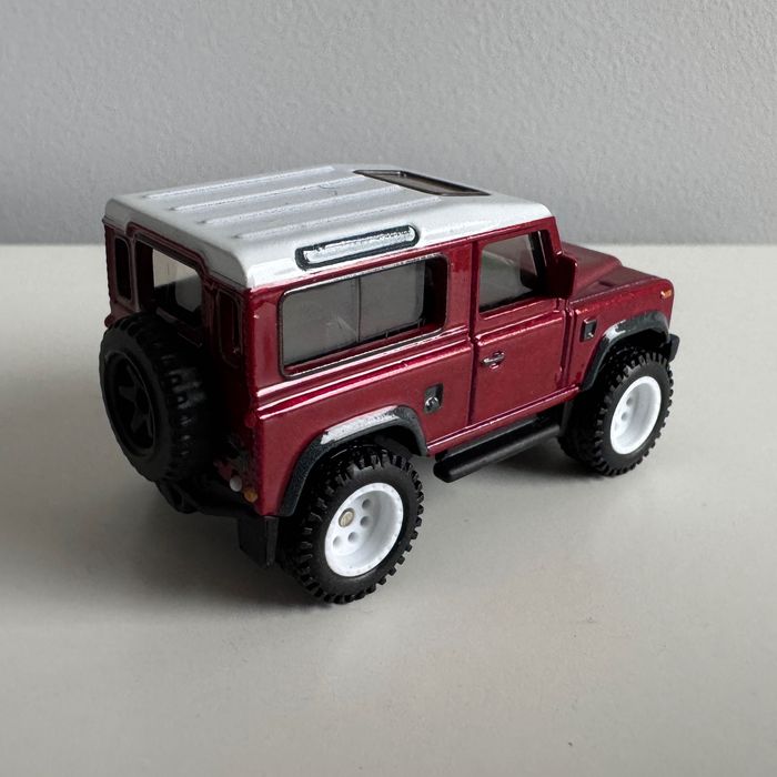 Hot Wheels Premium 1:64 LAND ROVER DEFENDER 90 - Boulevard - LUZ