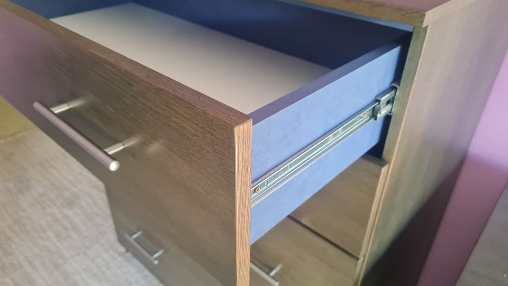 Solidne drewniane  biurko i komoda