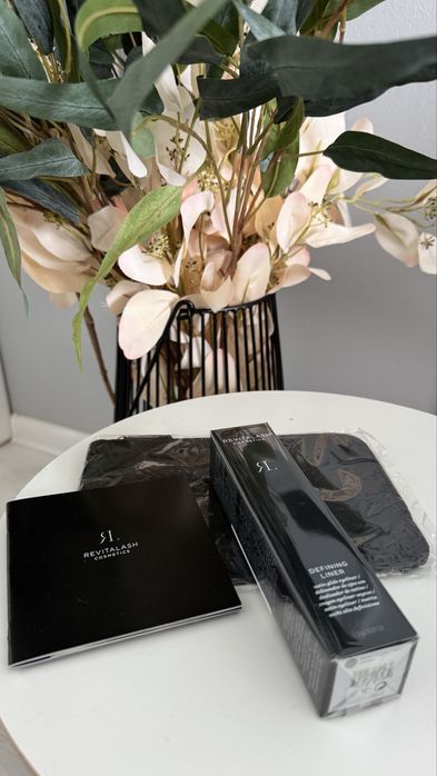 Продам   Олівець лайнер для очей defining liner REVITALASH