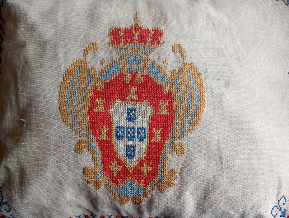 Antiga almofada bordada com as Armas do Reino de Portugal