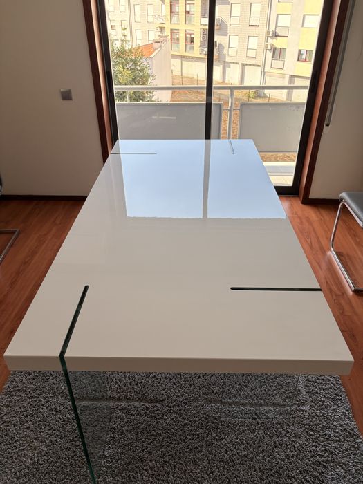 Mesa de jantar moderna branca com pés em vidro – Excelente estado