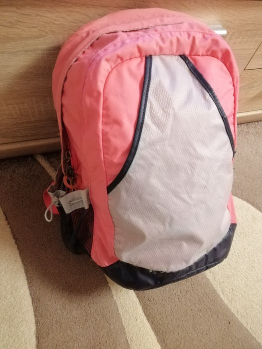 Віддам гарний вмісткий жіночий рюкзак !