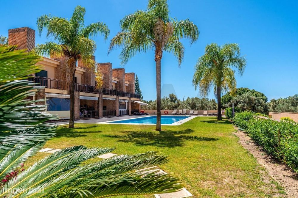 Moradia, entre o golfe e a praia, com 3 suítes, terraço poente e pisci
