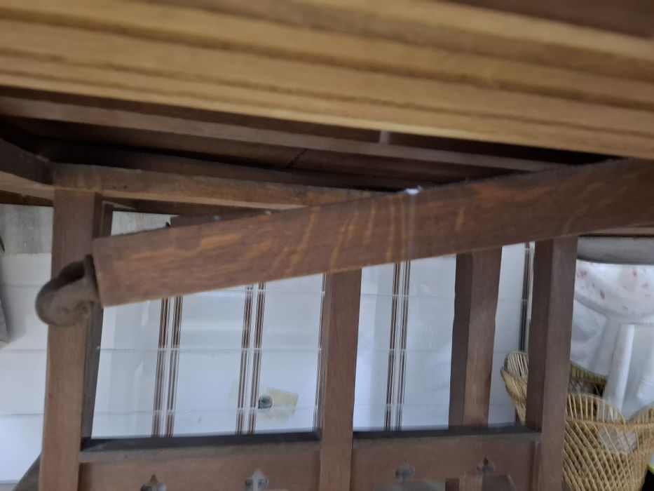 Mesa em castanho extensível e com rodas