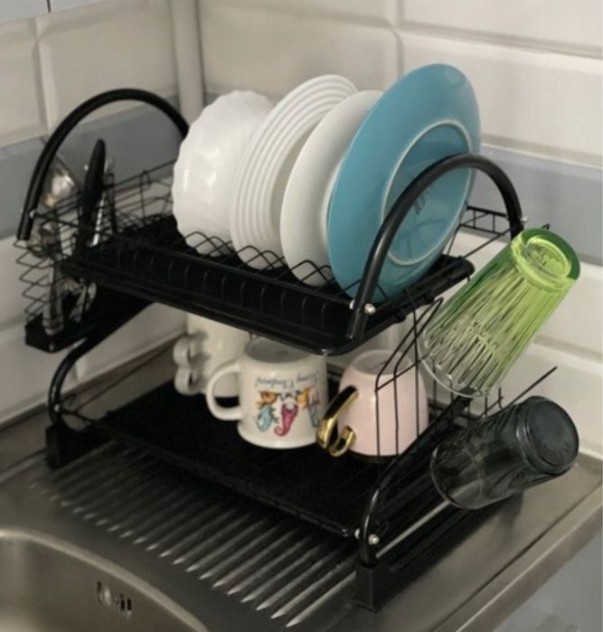 Dwupoziomowa czarna suszarka do naczyń z ociekaczem i uchwytem