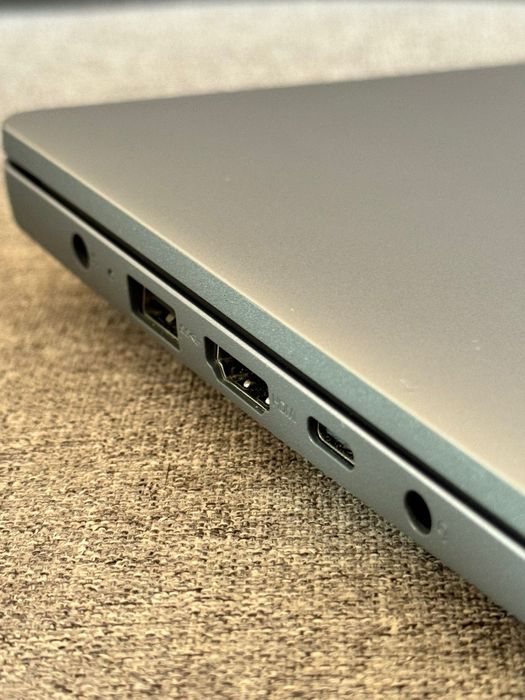 Laptop Lenovo AMD Ryzen 3 7320U + torba gratis