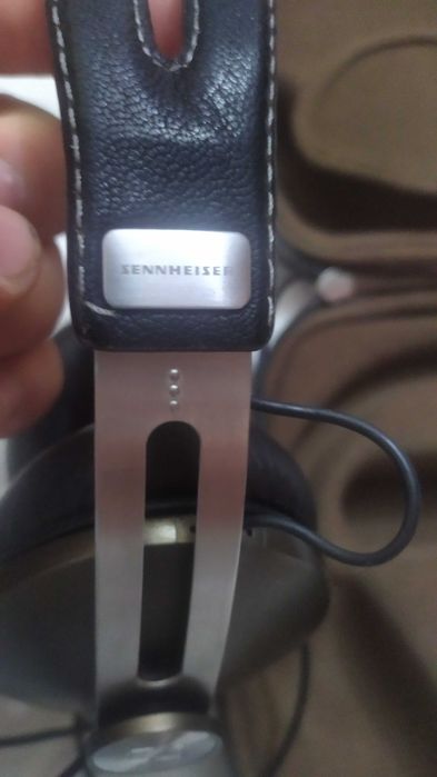 Наушники Sennheiser Momentum.