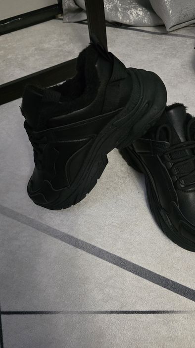 Теплі і жіночі кросівки