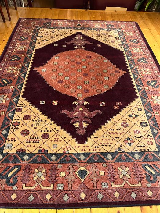 Piękny w 100% wełniany dywan do salonu (270x195cm)