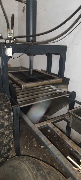 Prasa hydrauliczna do wyciskania soku na zimno