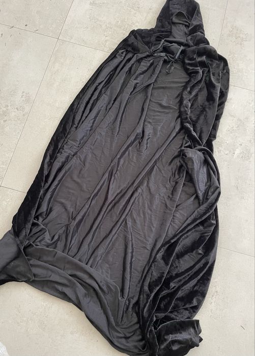 Kostium stroj przebranie roz.Uni Peleryna czarna dluga z kapturem