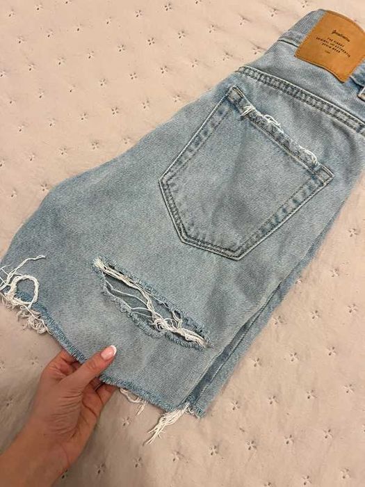 Jasne jeansowe szorty Stradivarius
