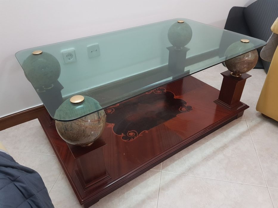 Mesa de centro em vidro e madeira