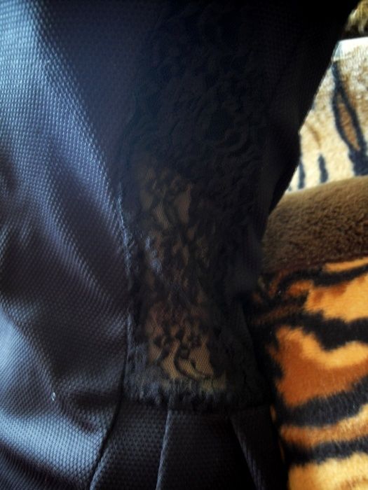 sukienka bandażowa z koronką