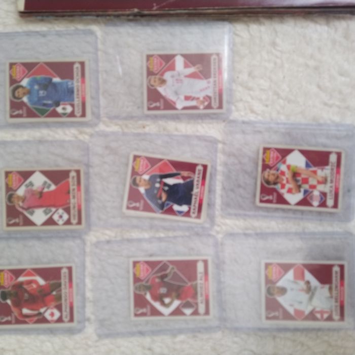 Cromos mundial FIFA 2022 Messi Modric Eriksen Son Suarez Ochoa Vlaovic