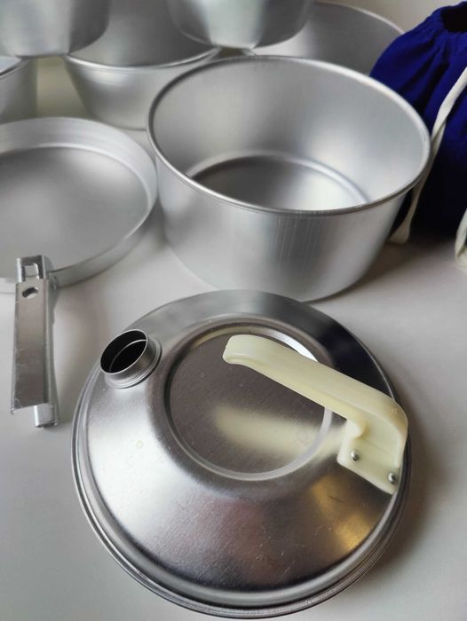 Zestaw naczyń turystycznych, naczynia campingowe, menażka turystyczna