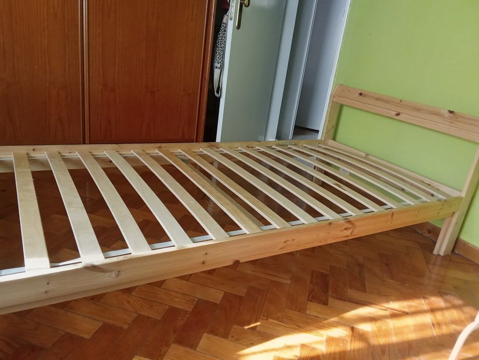 Cama com estrado ikea, madeira pinho