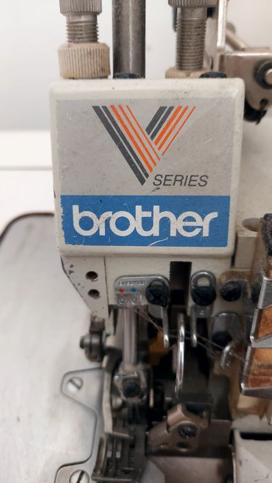 Maquina de cose e corte duplo arrasto Brother