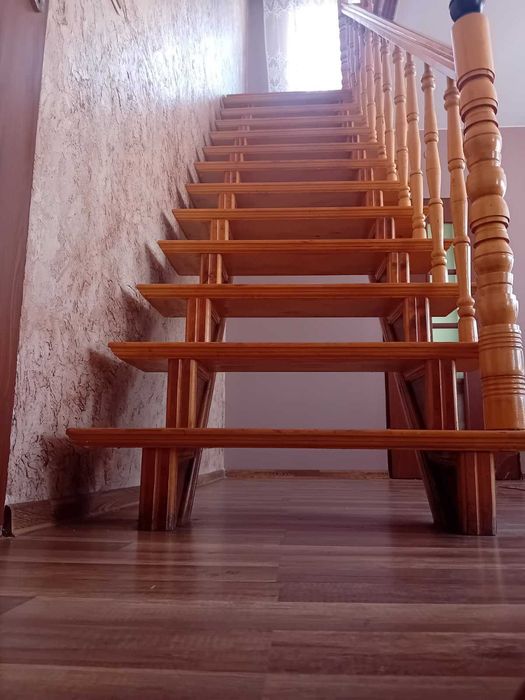 Zdemontowane schody drewniane z poręczą i balustradą