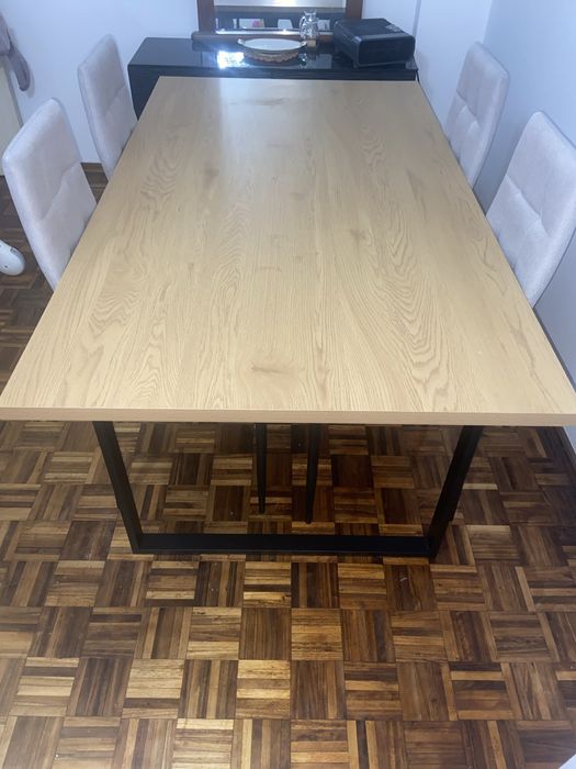 Mesa de jantar com cadeiras