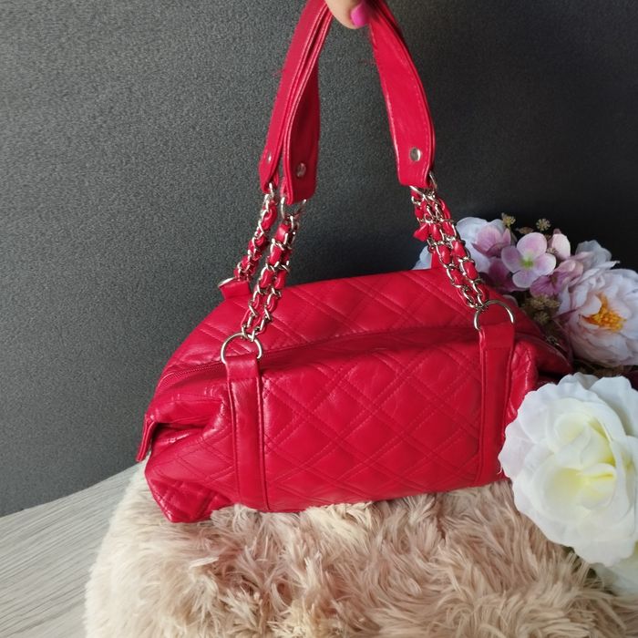 Elegancka czerwona torebka Atmosphere z łańcuszkami i kieszonkami – id