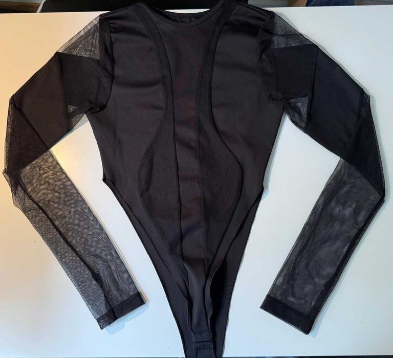 Body (preto), mangas compridas transparentes