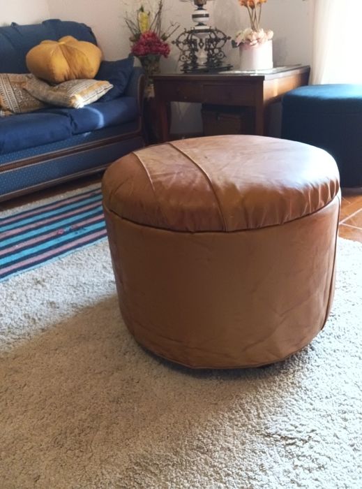 Banco redondo de arrumação