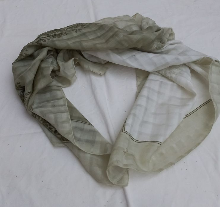 Lenço estampado em tons de verde 0.75x0.75 cm