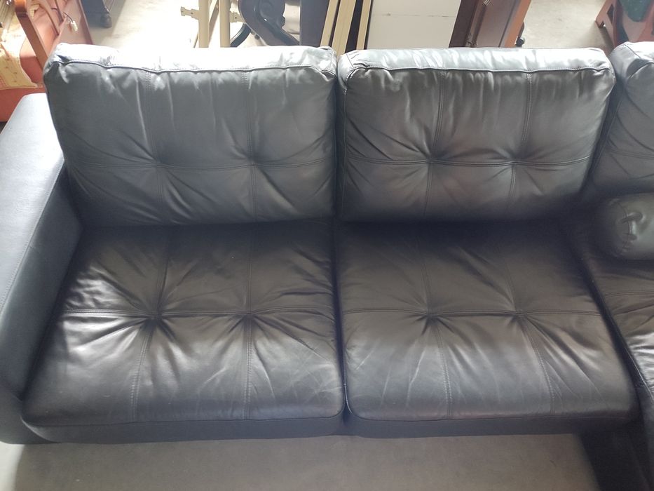 Sofá preto em pele