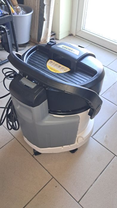 Продам майже новий миючий пилосос Karcher SE4